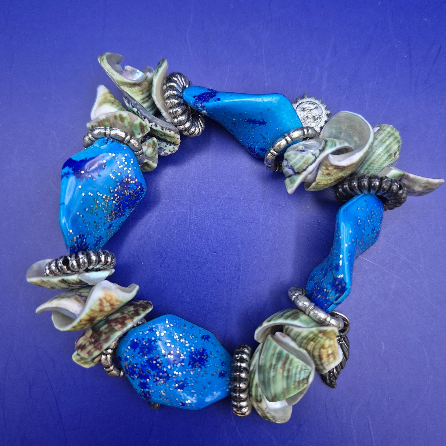 Maritimer Damen Armband aus Muscheln und Blauen Steinen – Boho Stil