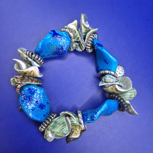 Maritimer Damen Armband aus Muscheln und Blauen Steinen – Boho Stil