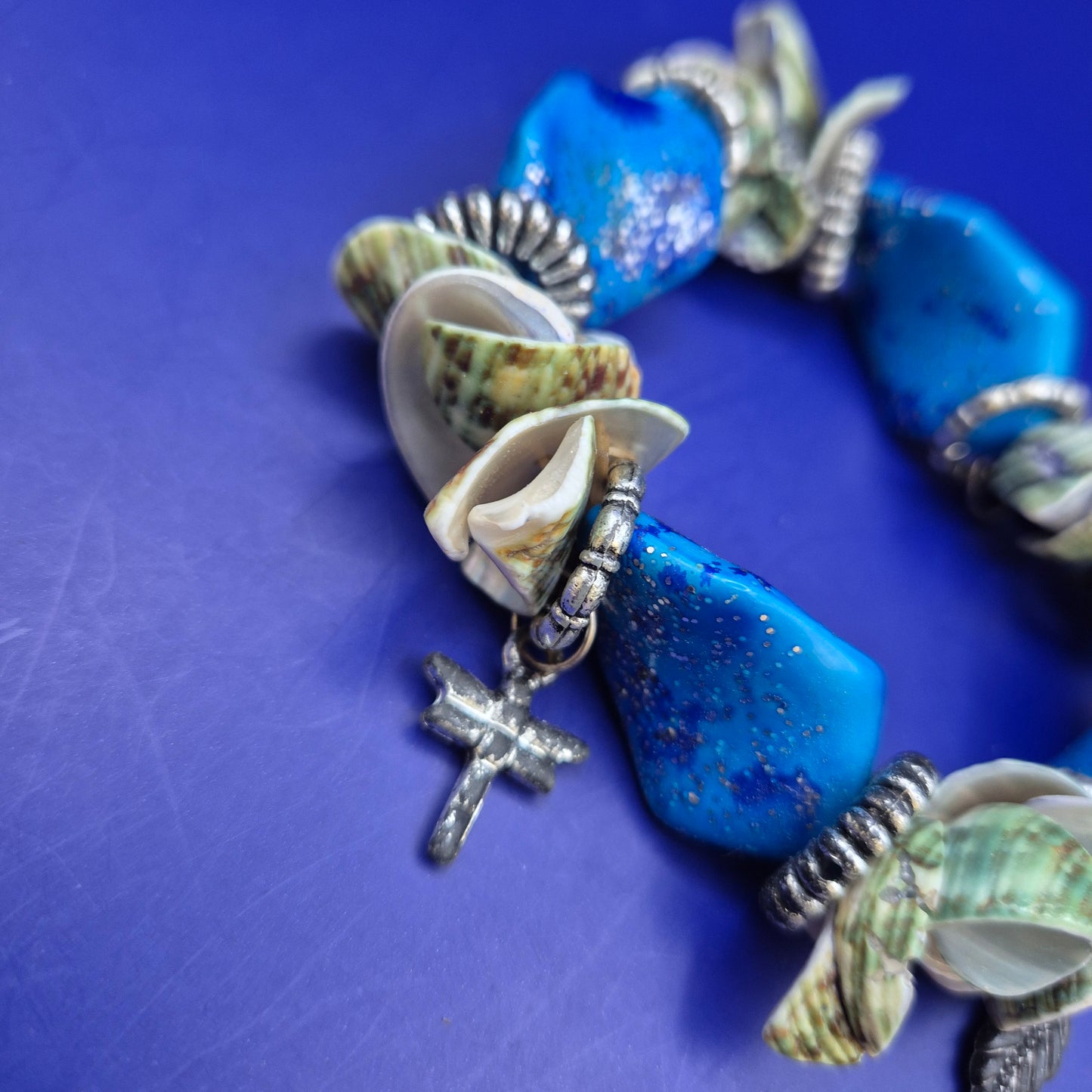 Maritimer Damen Armband aus Muscheln und Blauen Steinen – Boho Stil