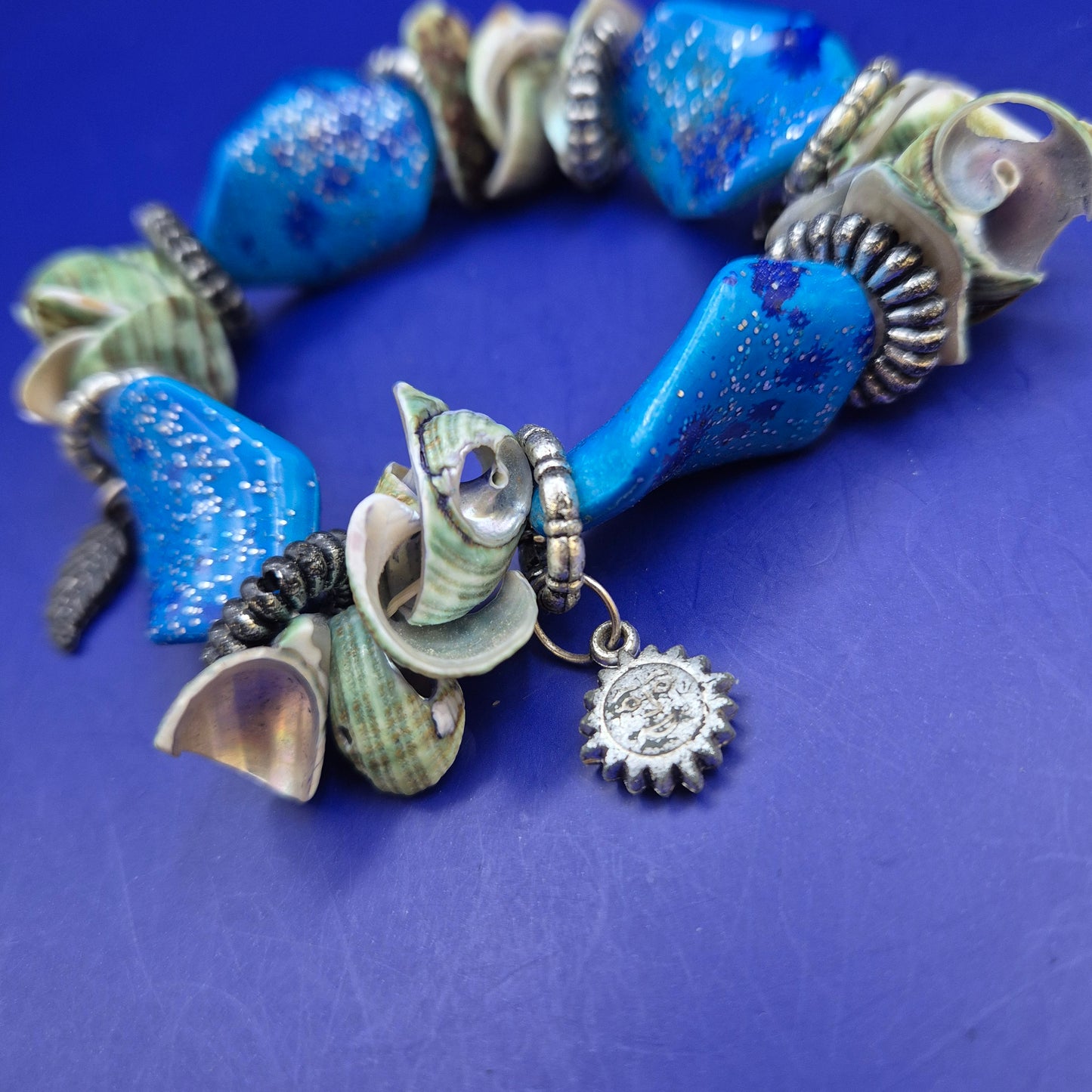 Maritimer Damen Armband aus Muscheln und Blauen Steinen – Boho Stil