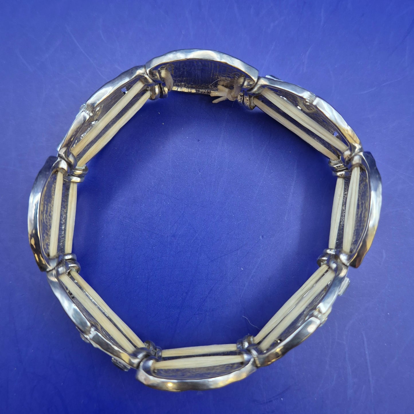 Stilvolles Damen Armband – Modernes Design mit Hammerschlag Optik