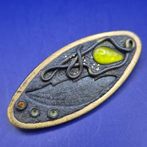 Kunstvolle Vintage Brosche – Ovales Design mit grünem Stein