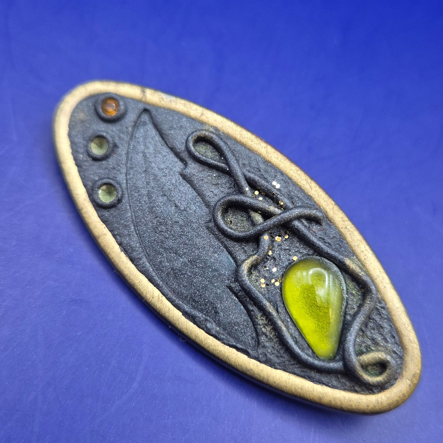 Kunstvolle Vintage Brosche – Ovales Design mit grünem Stein