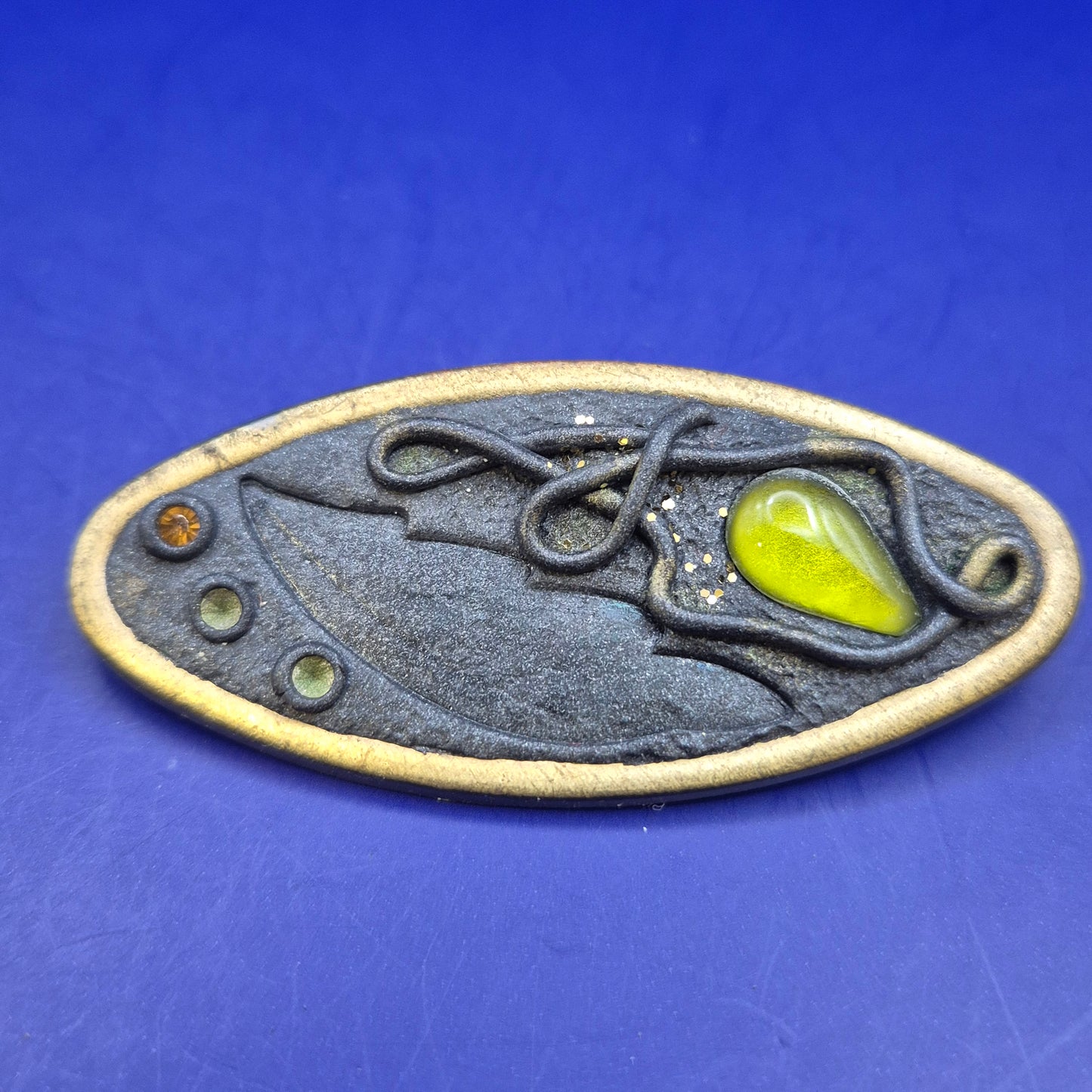 Kunstvolle Vintage Brosche – Ovales Design mit grünem Stein