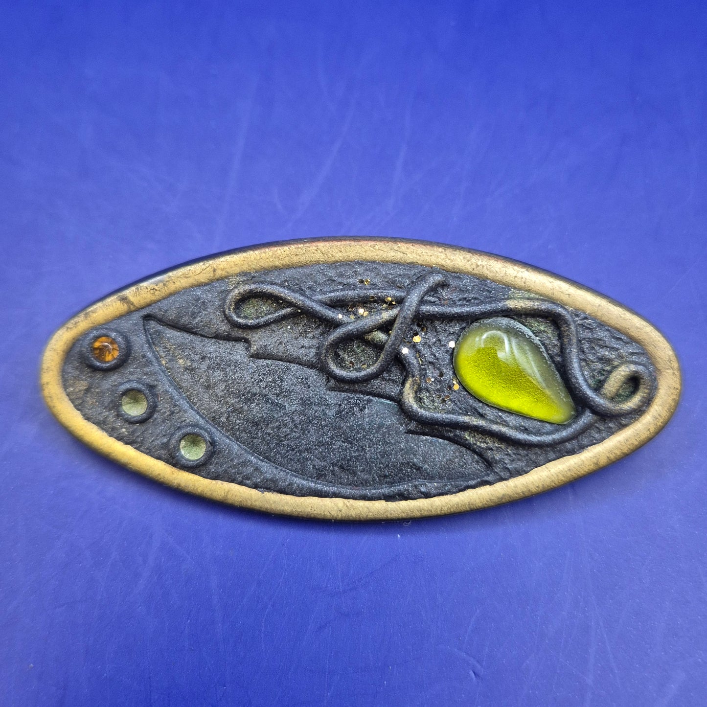 Kunstvolle Vintage Brosche – Ovales Design mit grünem Stein