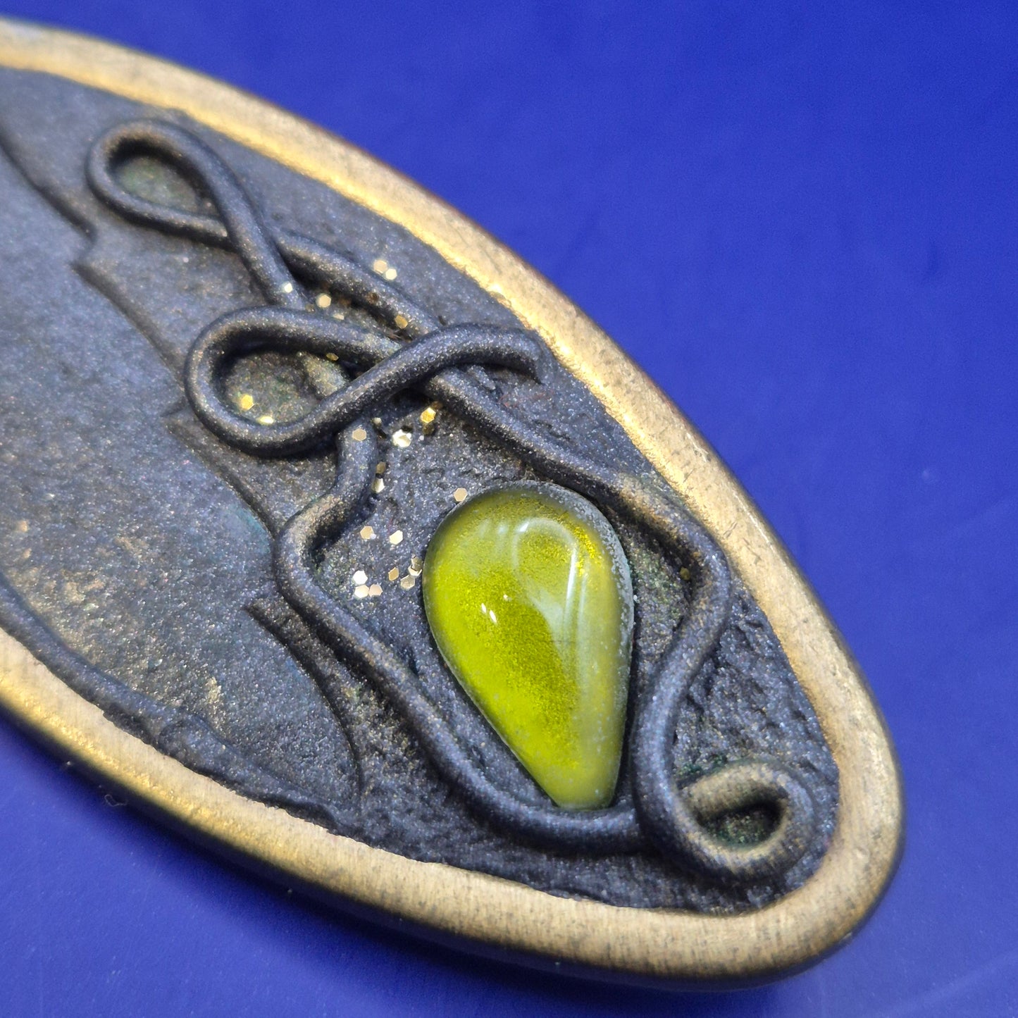 Kunstvolle Vintage Brosche – Ovales Design mit grünem Stein