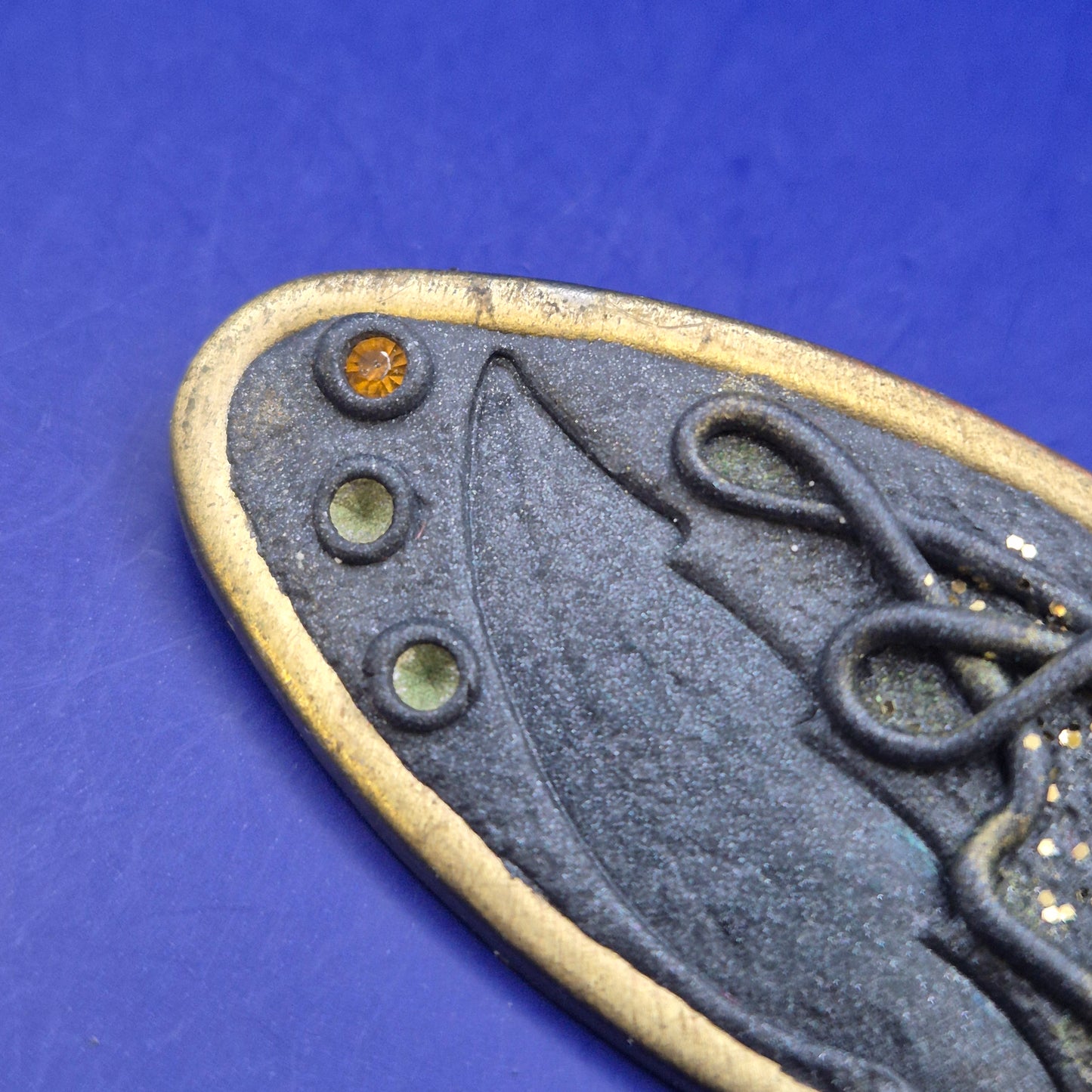 Kunstvolle Vintage Brosche – Ovales Design mit grünem Stein
