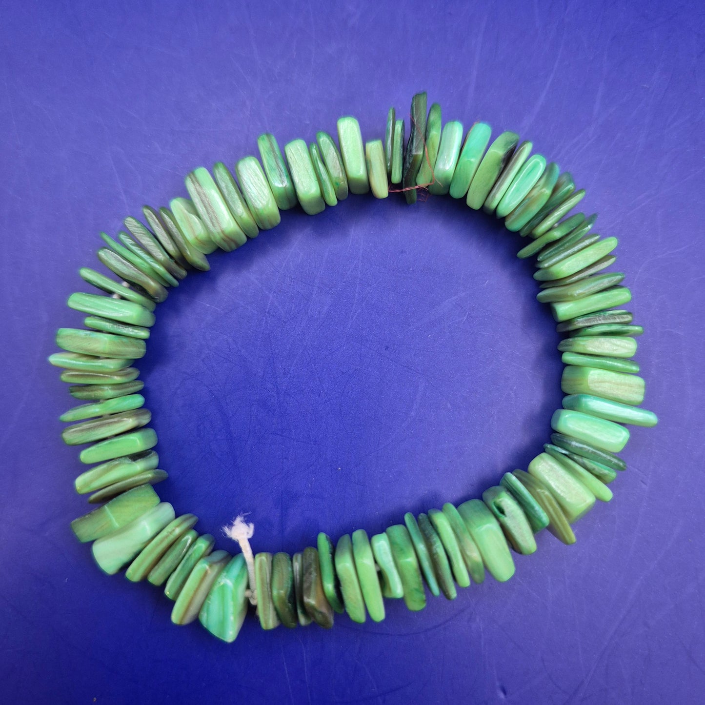Farbenfrohes Damen Armband aus Muschelplättchen – Grüner Naturlook