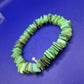 Farbenfrohes Damen Armband aus Muschelplättchen – Grüner Naturlook