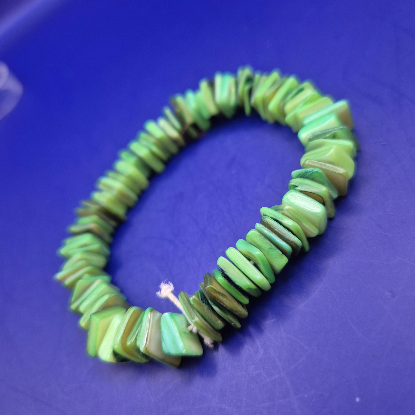 Farbenfrohes Damen Armband aus Muschelplättchen – Grüner Naturlook