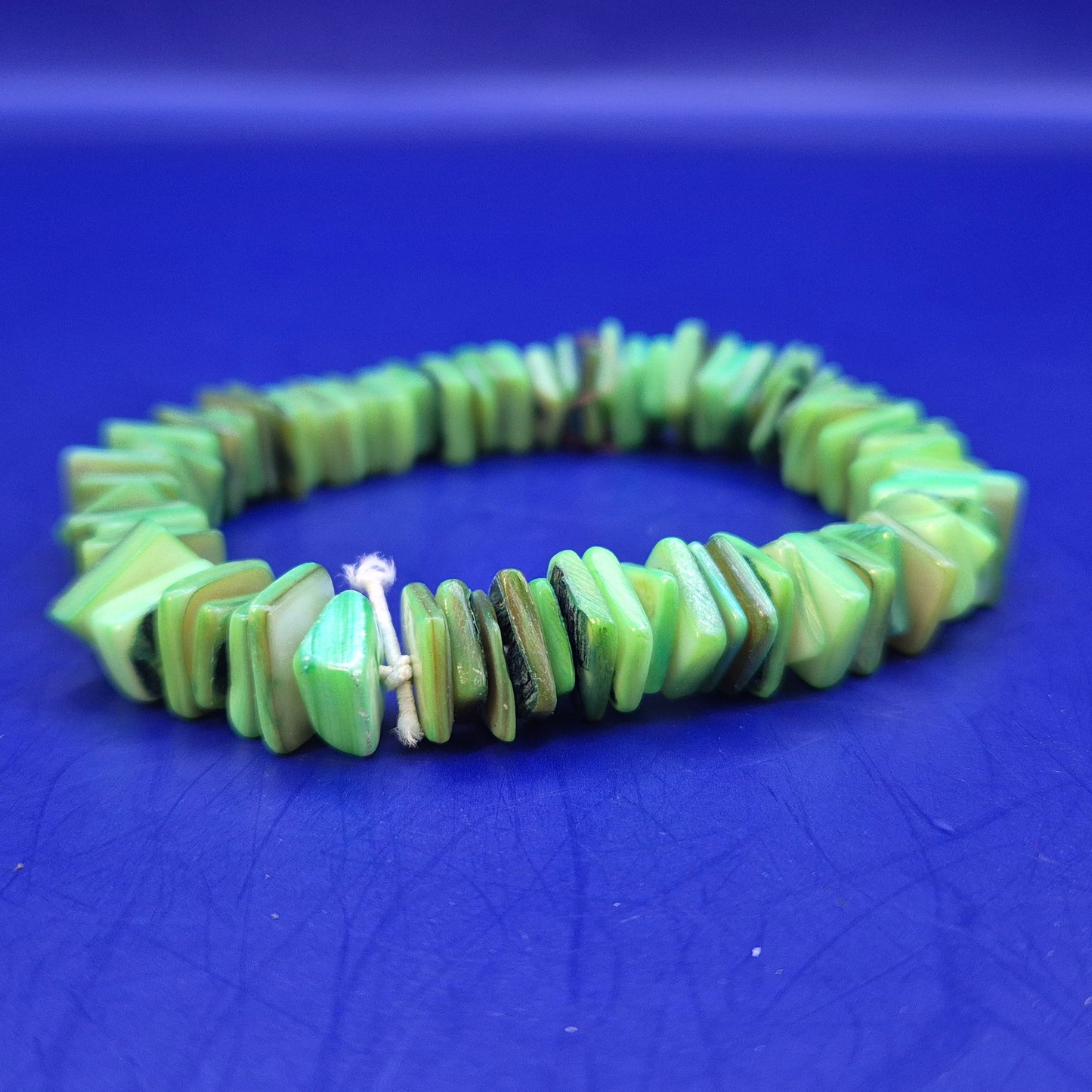 Farbenfrohes Damen Armband aus Muschelplättchen – Grüner Naturlook