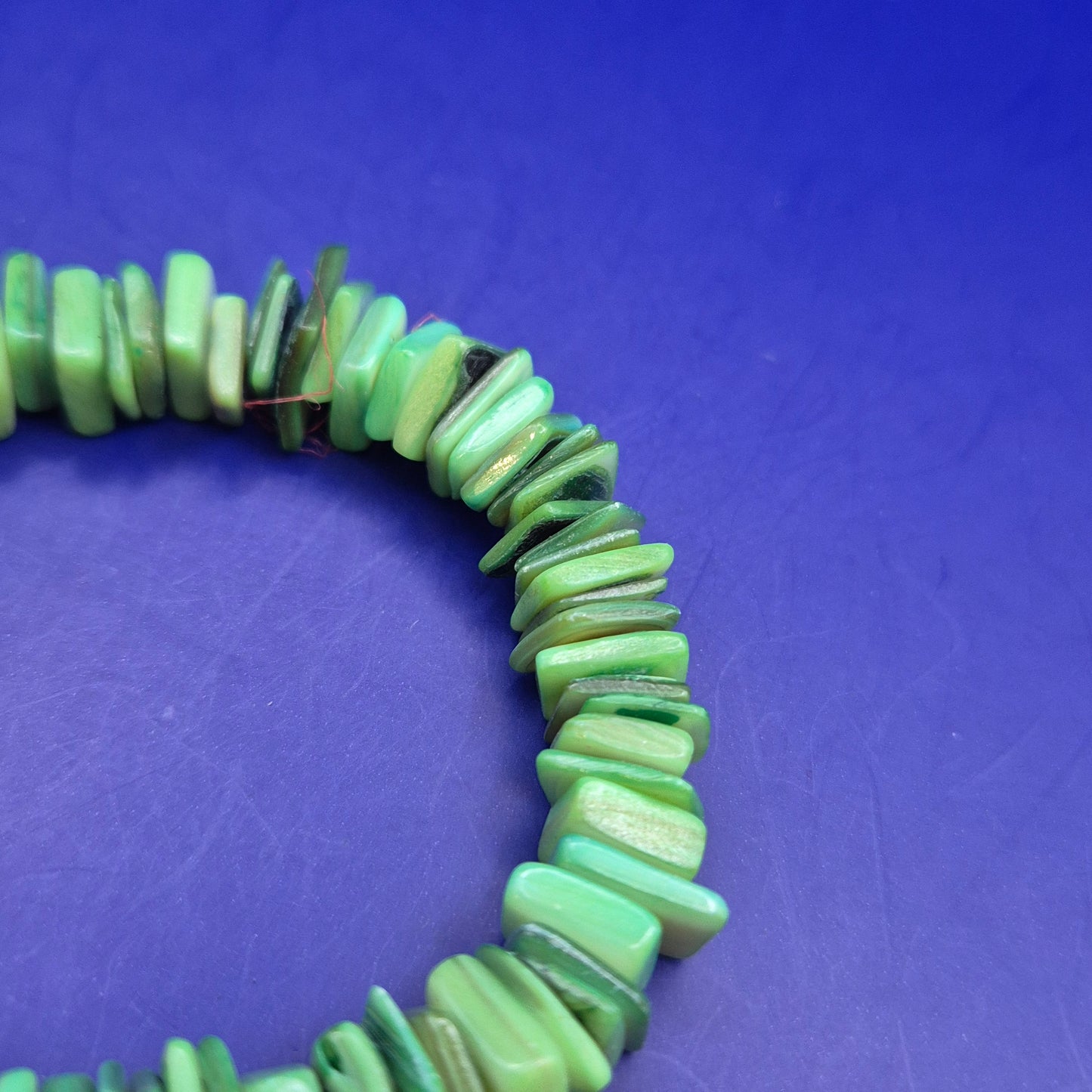 Farbenfrohes Damen Armband aus Muschelplättchen – Grüner Naturlook