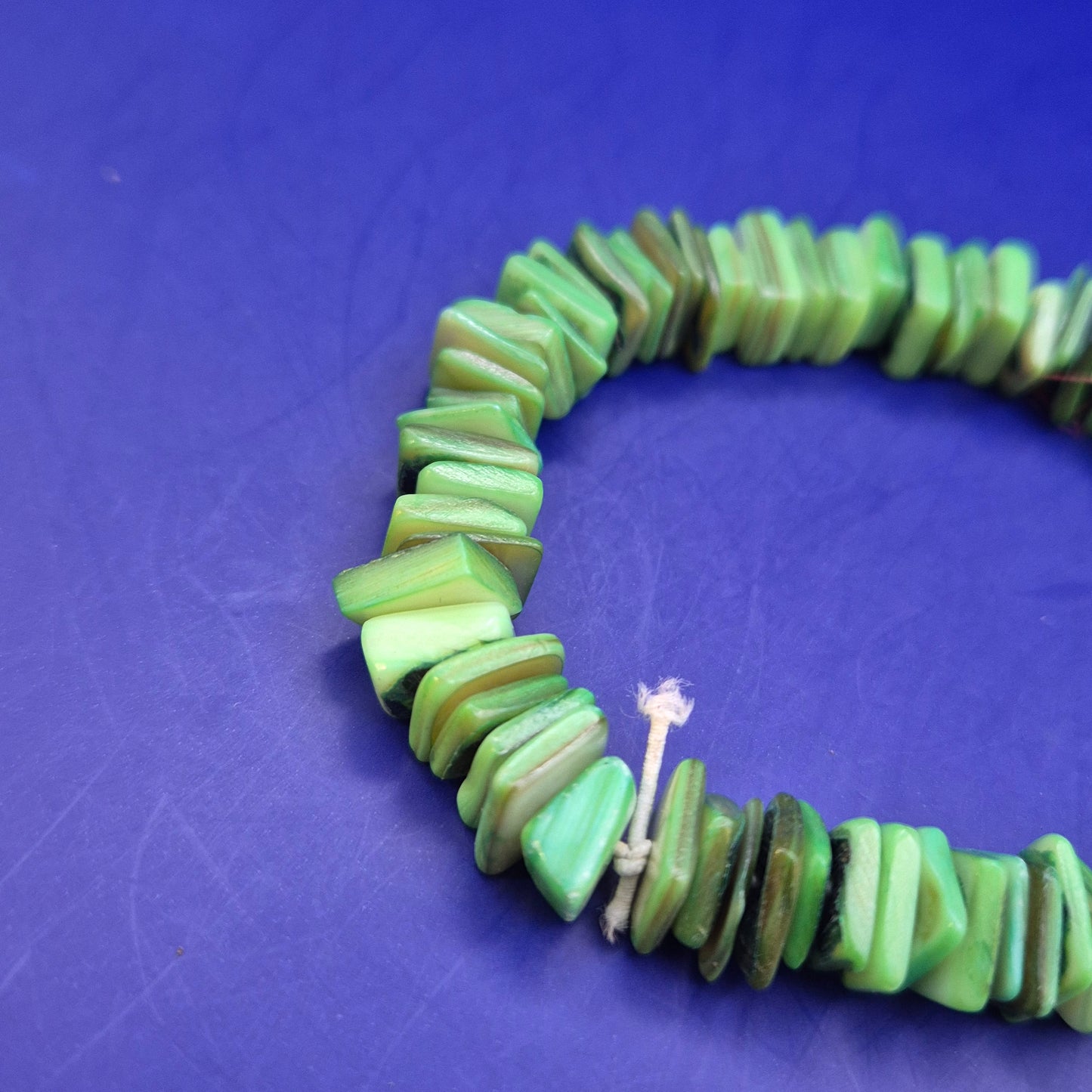 Farbenfrohes Damen Armband aus Muschelplättchen – Grüner Naturlook