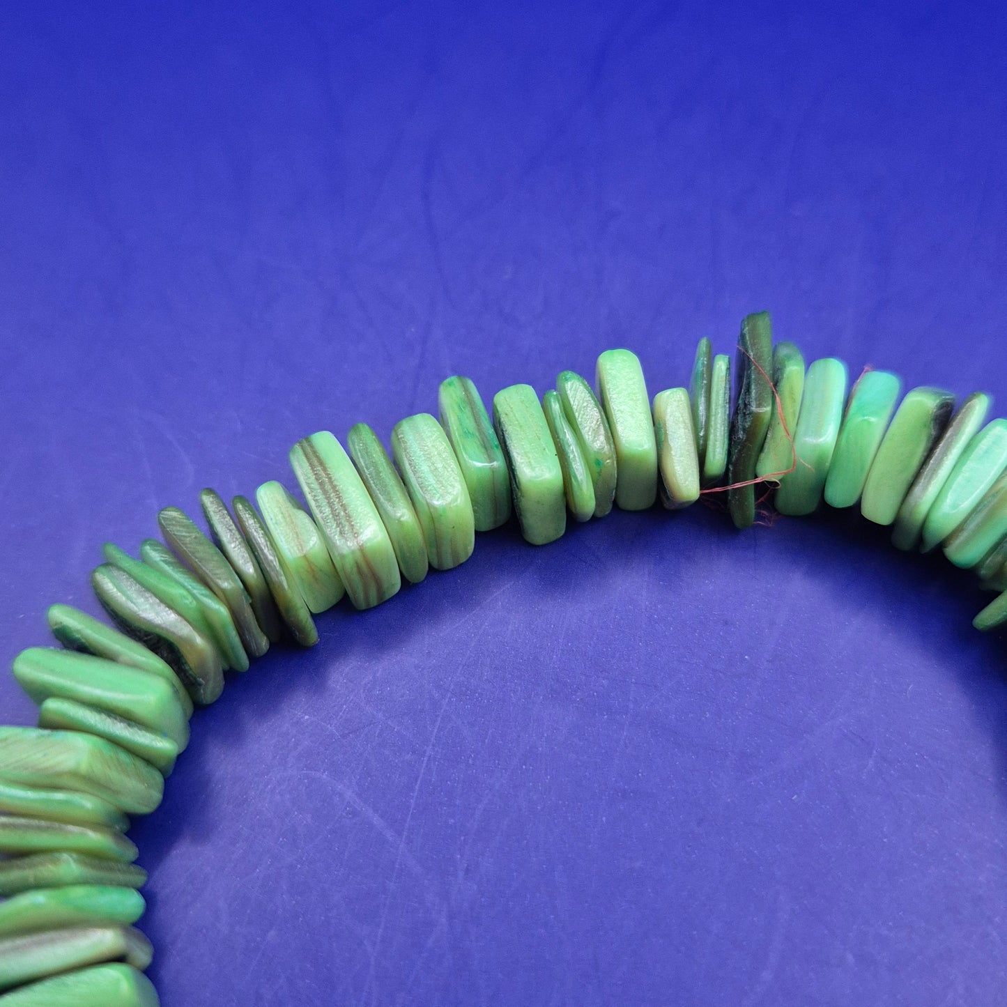 Farbenfrohes Damen Armband aus Muschelplättchen – Grüner Naturlook