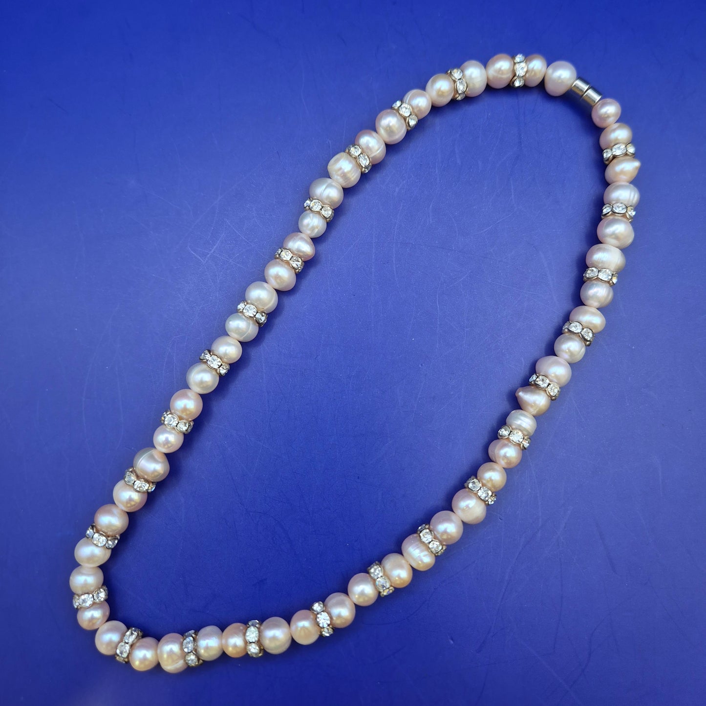 Elegante Perlen Kette mit Strass – Klassischer Damen Schmuck