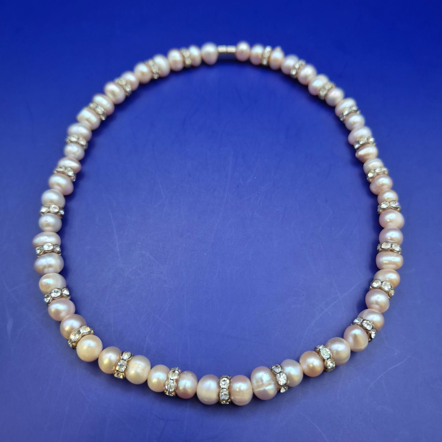 Elegante Perlen Kette mit Strass – Klassischer Damen Schmuck