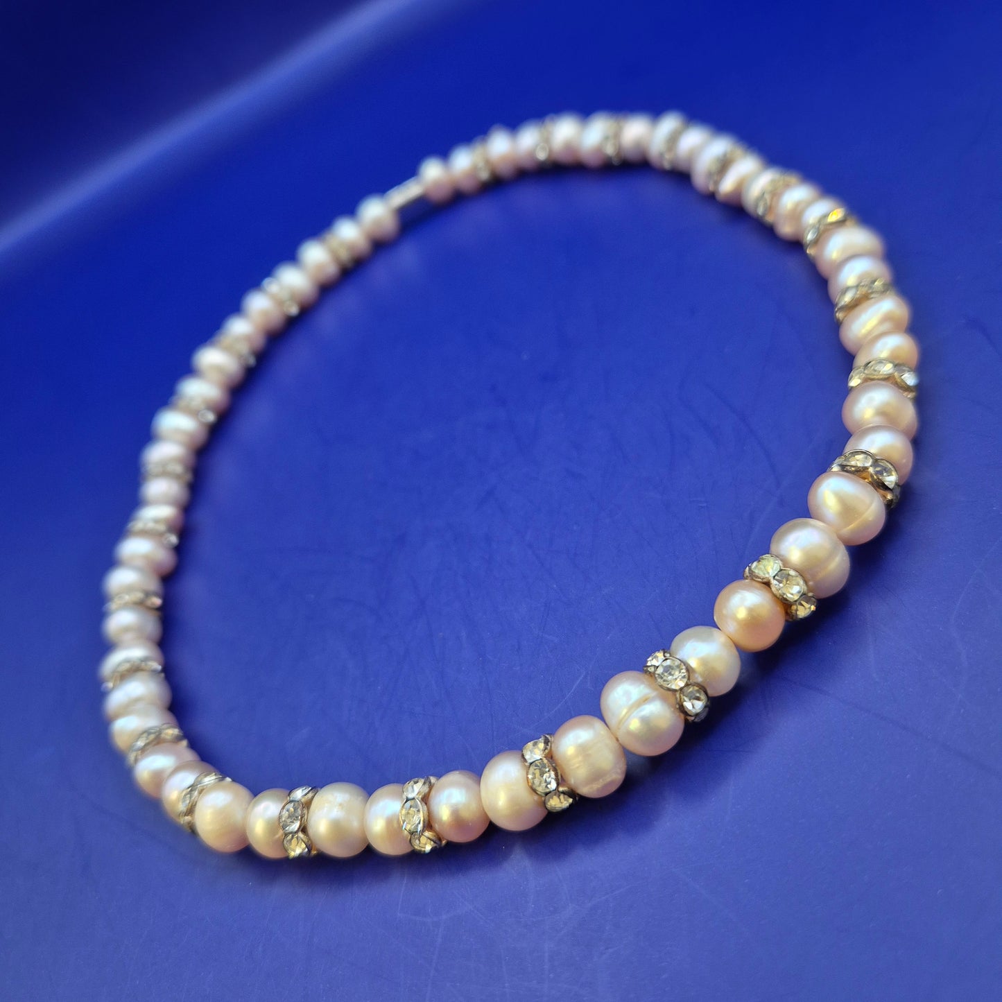 Elegante Perlen Kette mit Strass – Klassischer Damen Schmuck