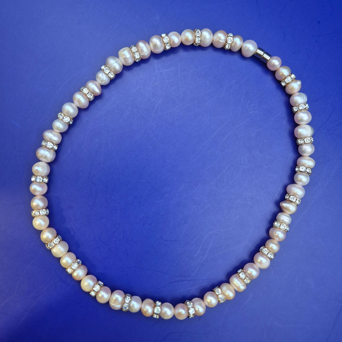 Elegante Perlen Kette mit Strass – Klassischer Damen Schmuck