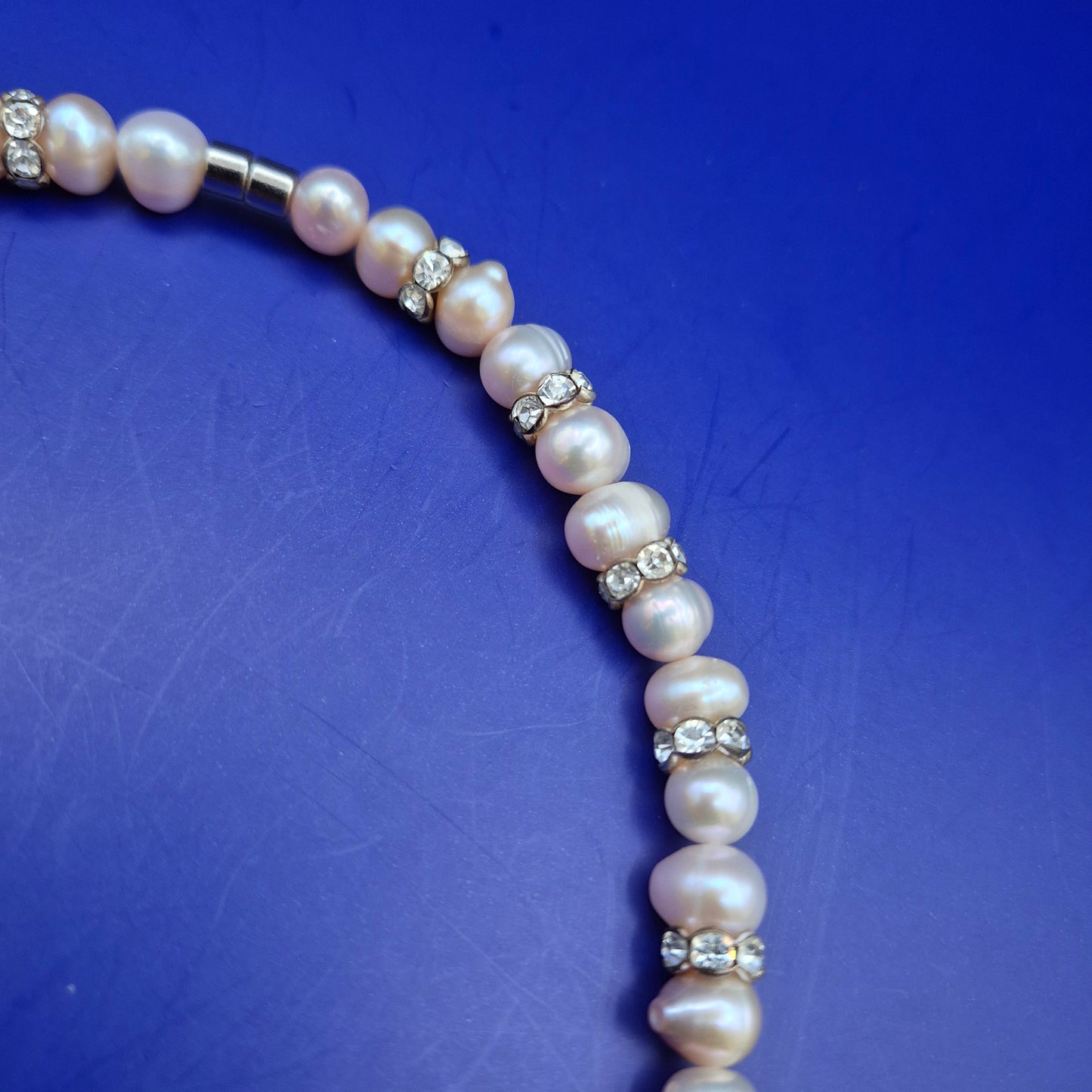 Elegante Perlen Kette mit Strass – Klassischer Damen Schmuck
