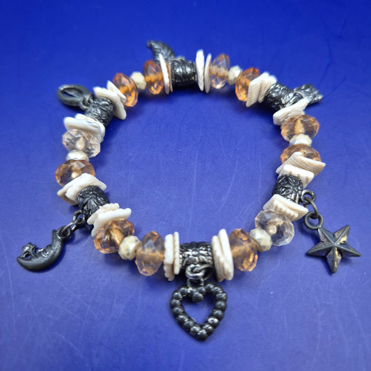 Charmantes Perlen Armband mit verspielten Motiv Anhängern – Boho Stil