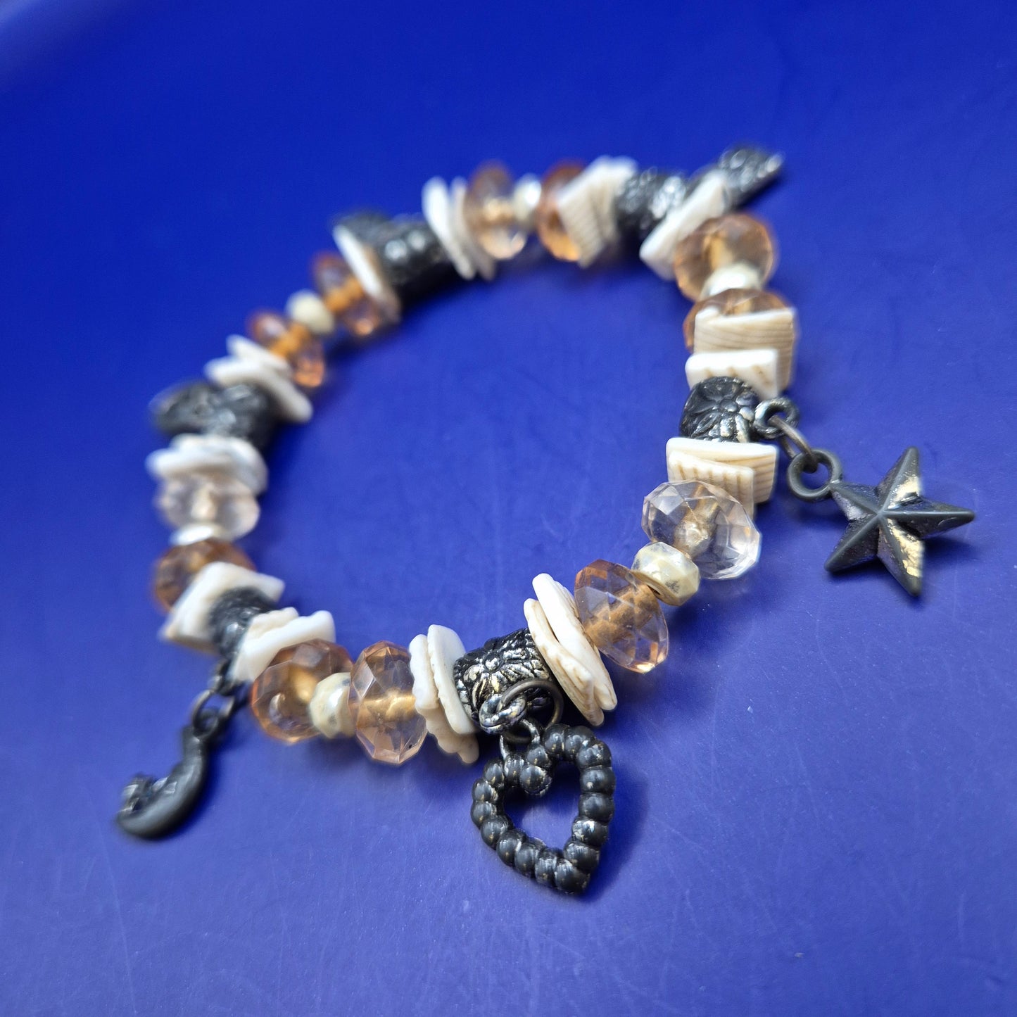 Charmantes Perlen Armband mit verspielten Motiv Anhängern – Boho Stil
