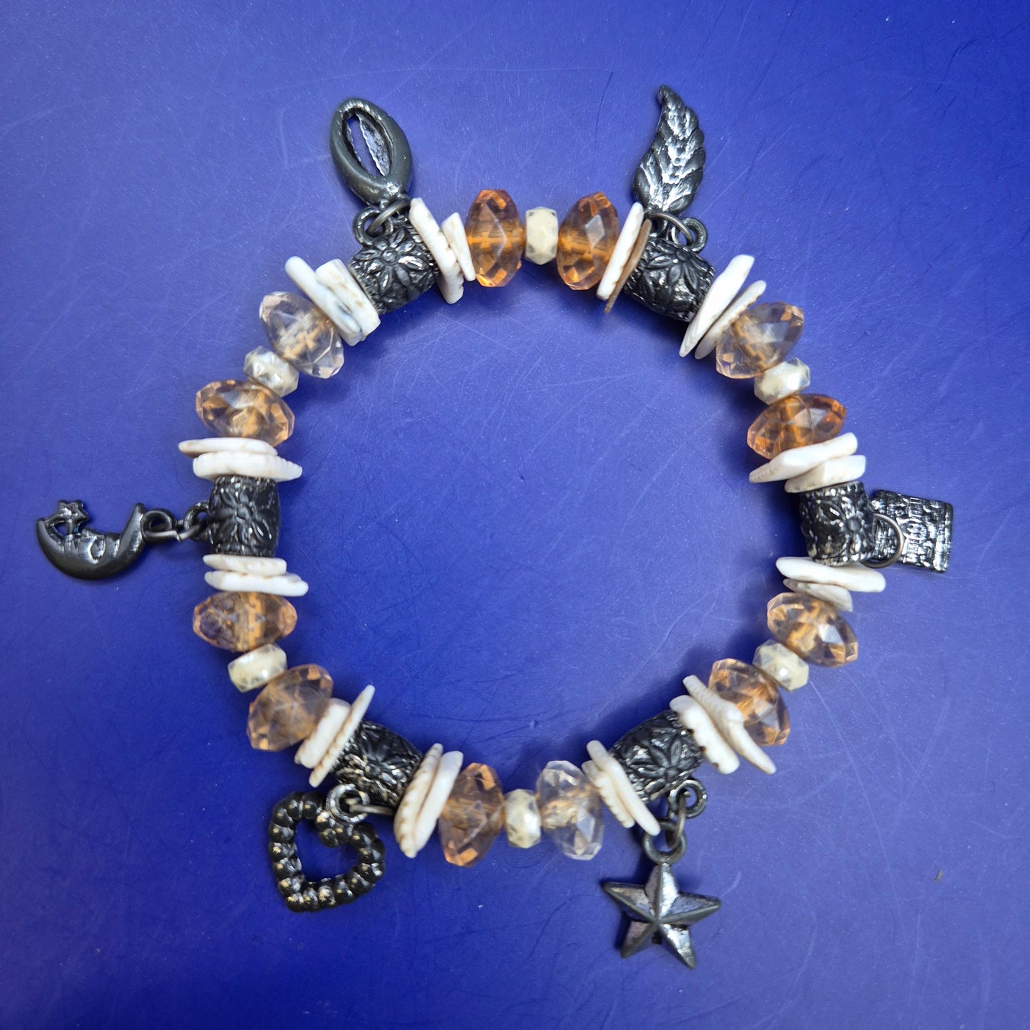 Charmantes Perlen Armband mit verspielten Motiv Anhängern – Boho Stil