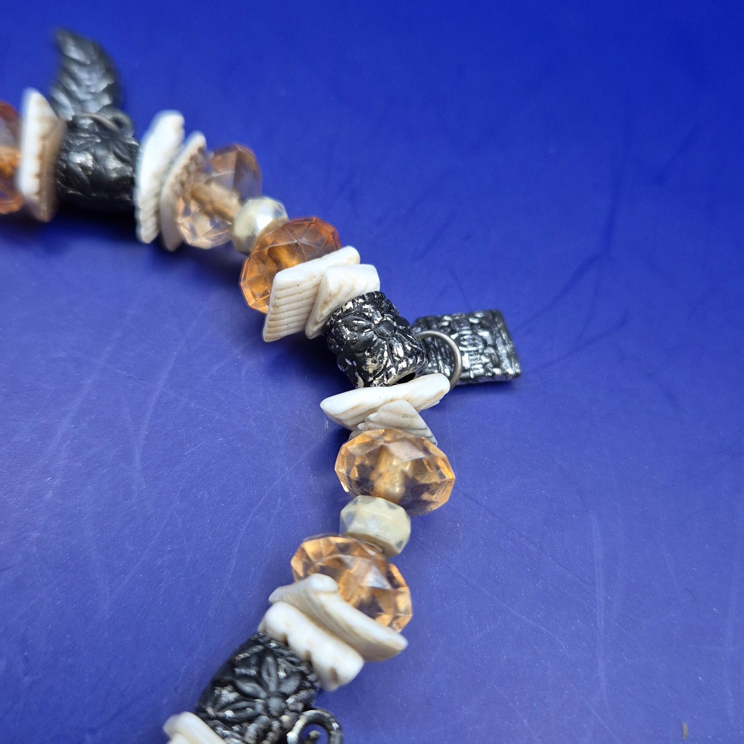 Charmantes Perlen Armband mit verspielten Motiv Anhängern – Boho Stil