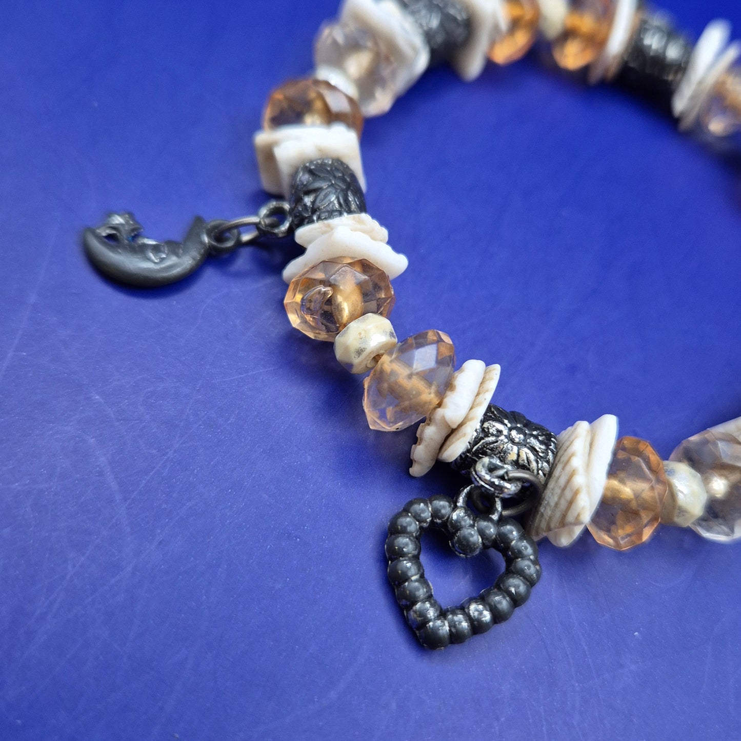 Charmantes Perlen Armband mit verspielten Motiv Anhängern – Boho Stil