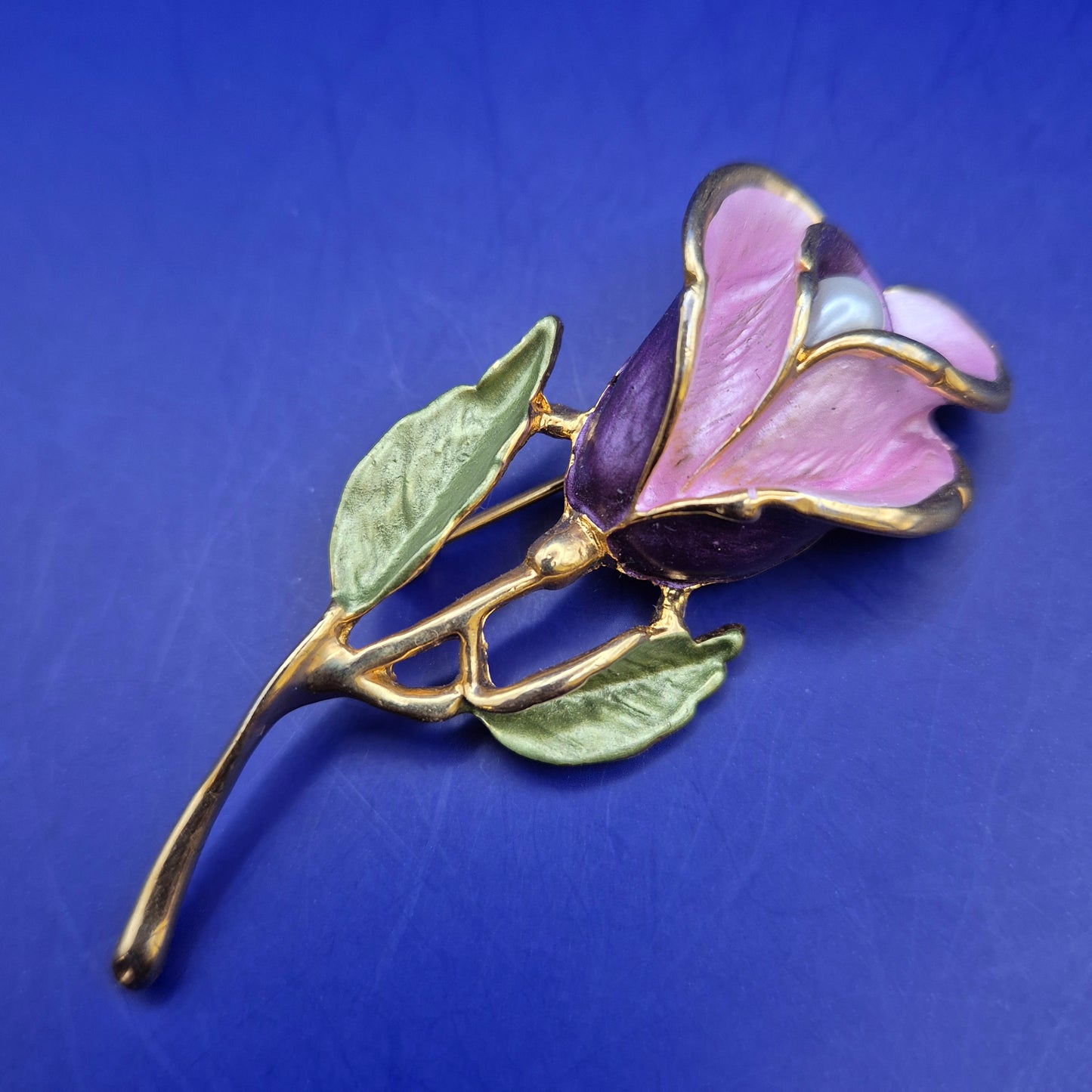 Elegante Brosche in Form einer Rose mit Perle – Goldfarben