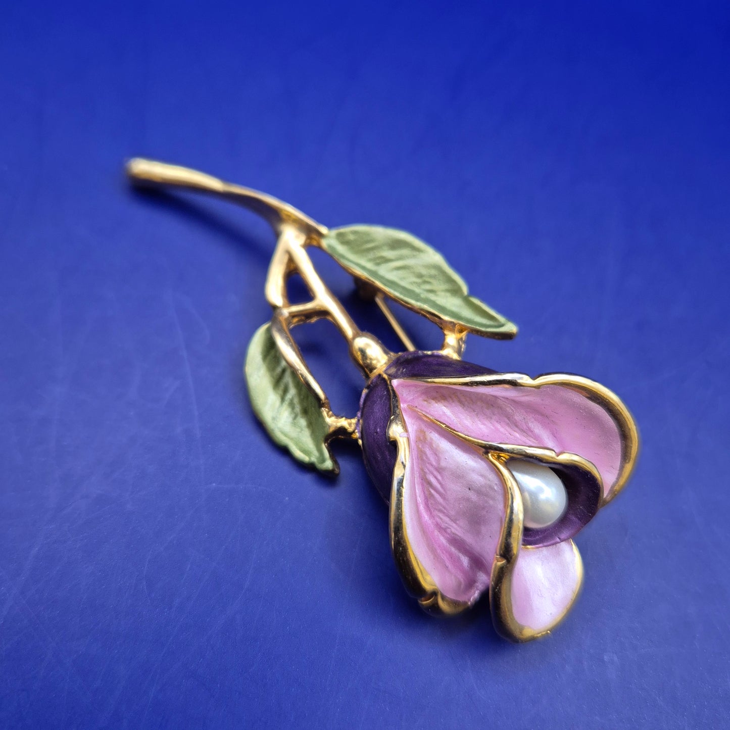 Elegante Brosche in Form einer Rose mit Perle – Goldfarben