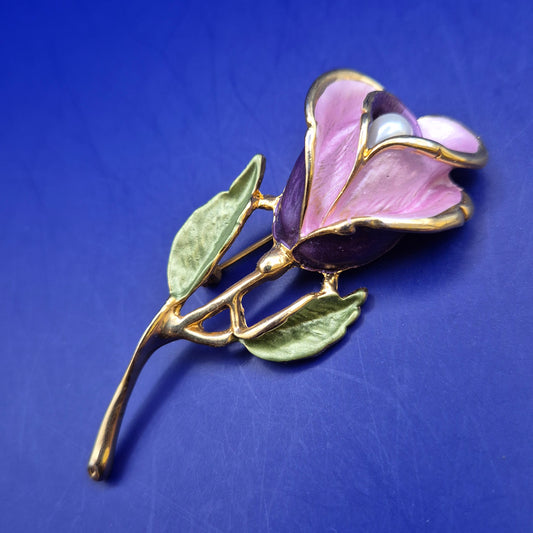 Elegante Brosche in Form einer Rose mit Perle – Goldfarben