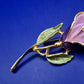 Elegante Brosche in Form einer Rose mit Perle – Goldfarben