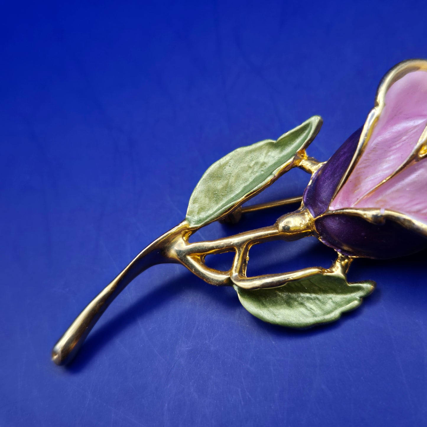 Elegante Brosche in Form einer Rose mit Perle – Goldfarben