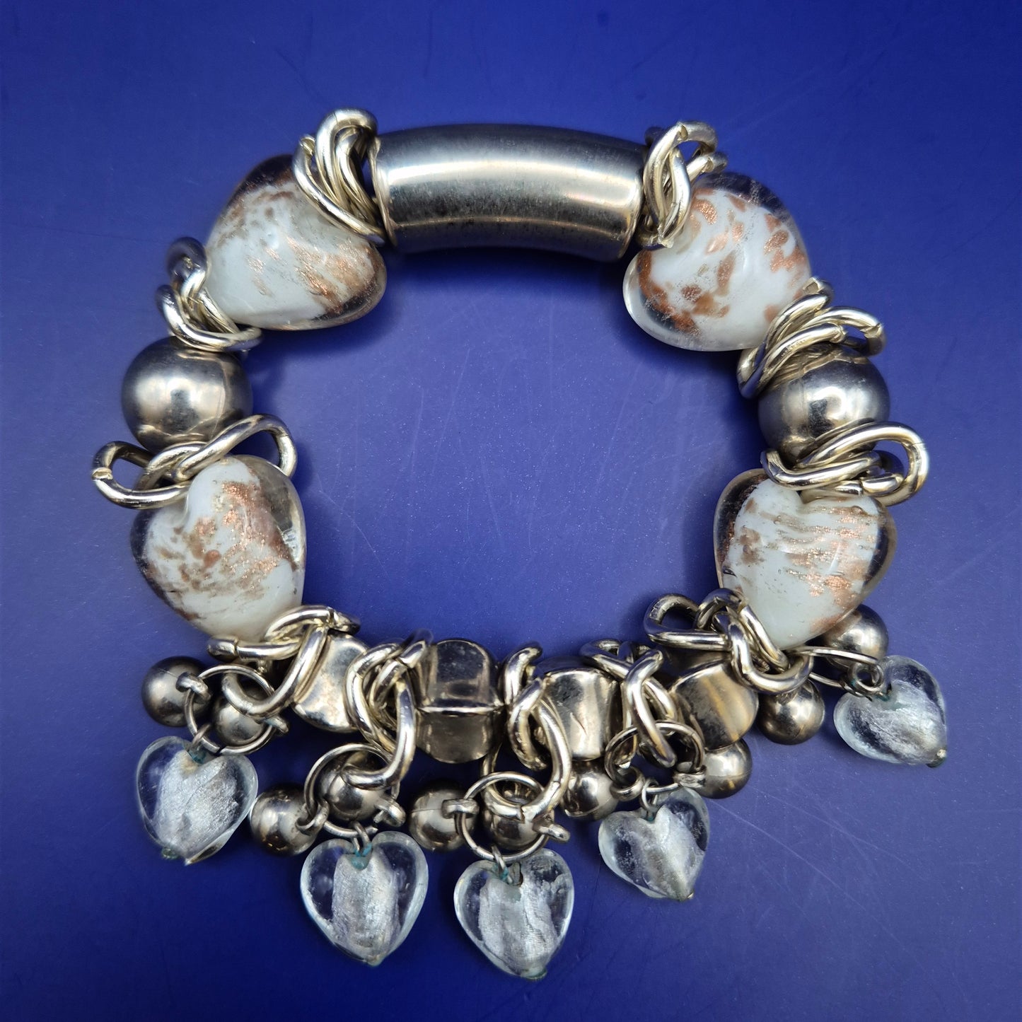 Elegantes Damen Armband mit Herzanhängern – Verspielter Stil