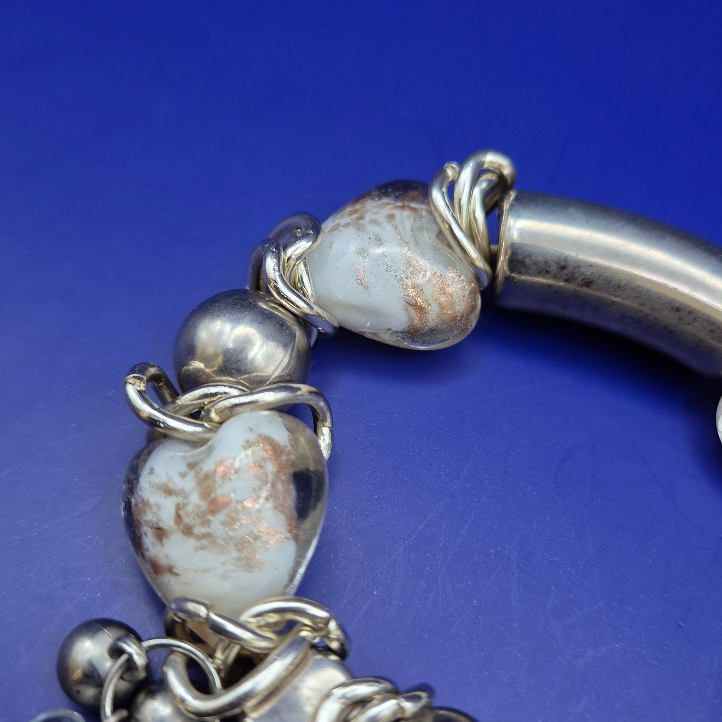 Elegantes Damen Armband mit Herzanhängern – Verspielter Stil