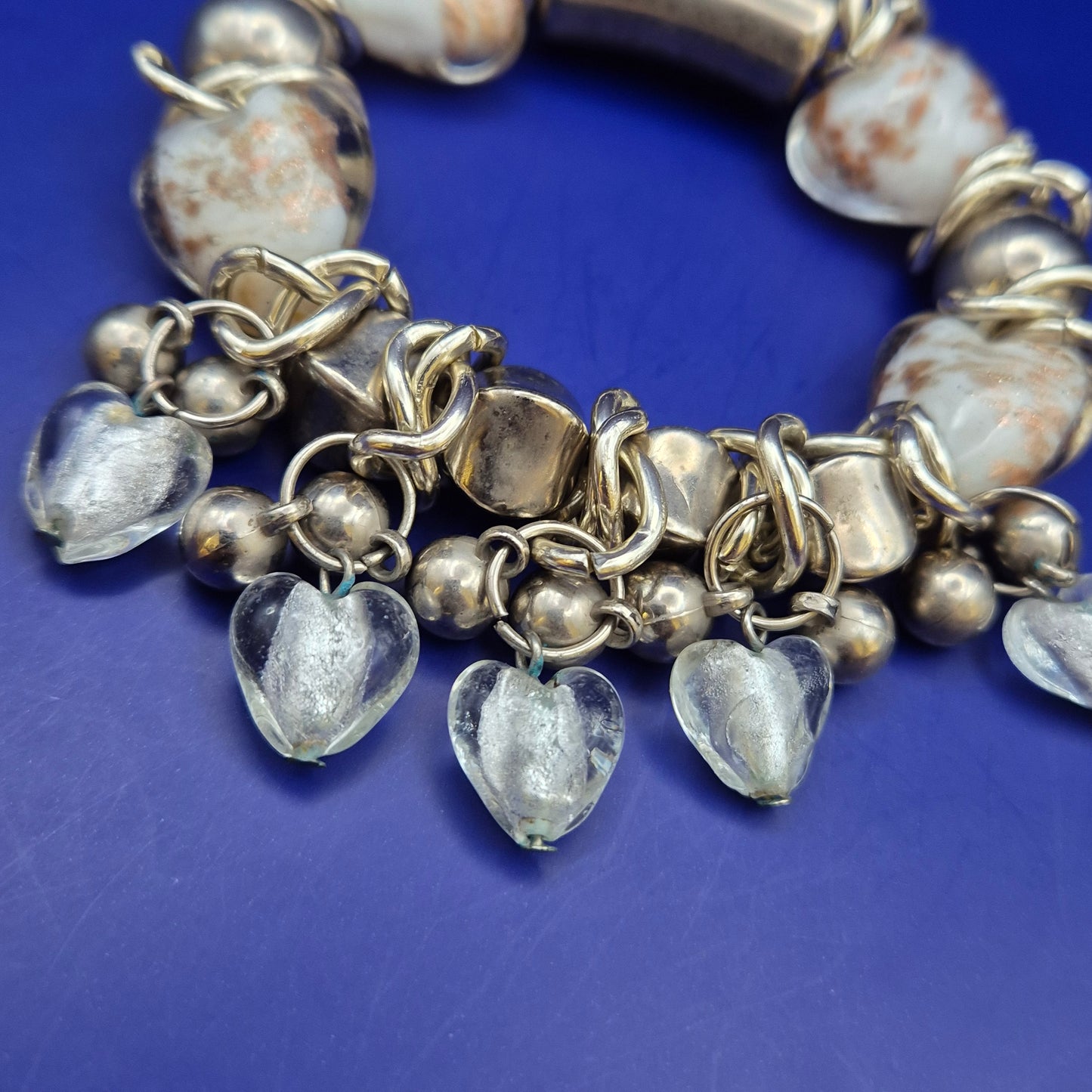 Elegantes Damen Armband mit Herzanhängern – Verspielter Stil