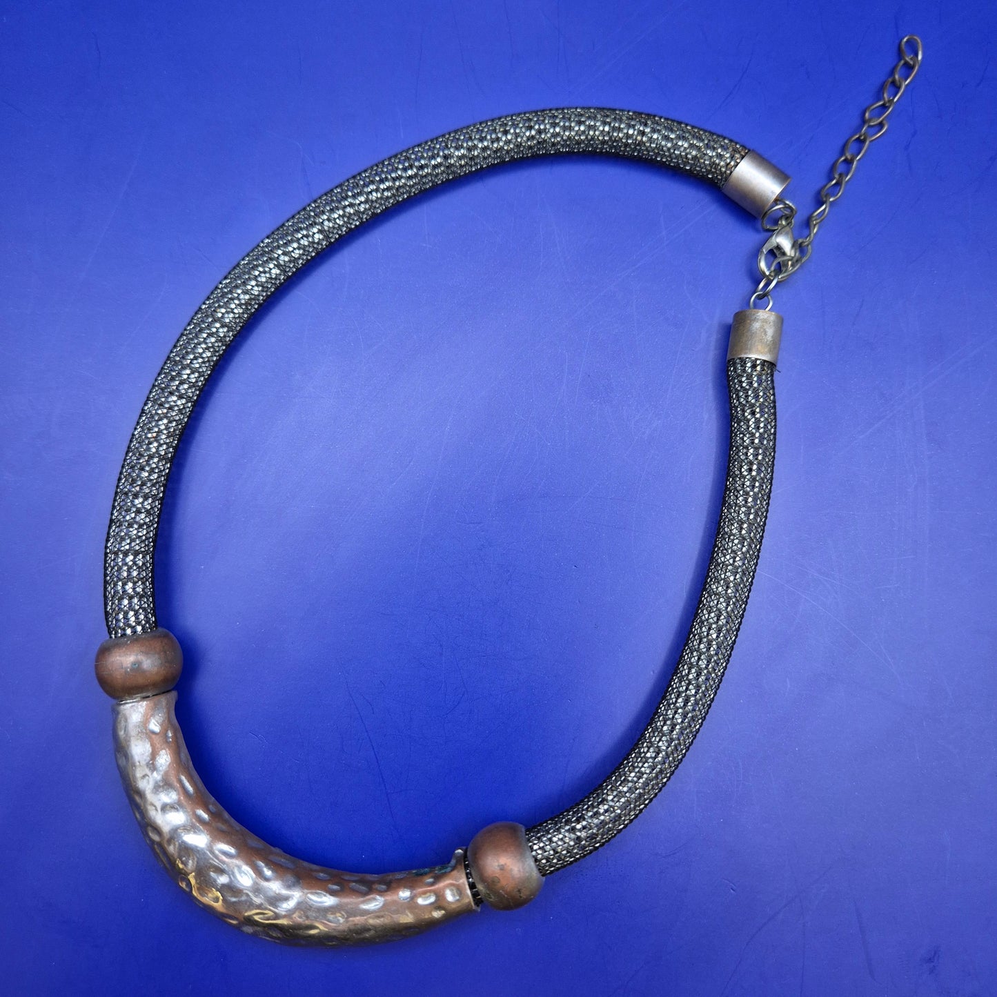 Moderne Damen Kette – Markantes Collier mit Hammerschlag-Optik