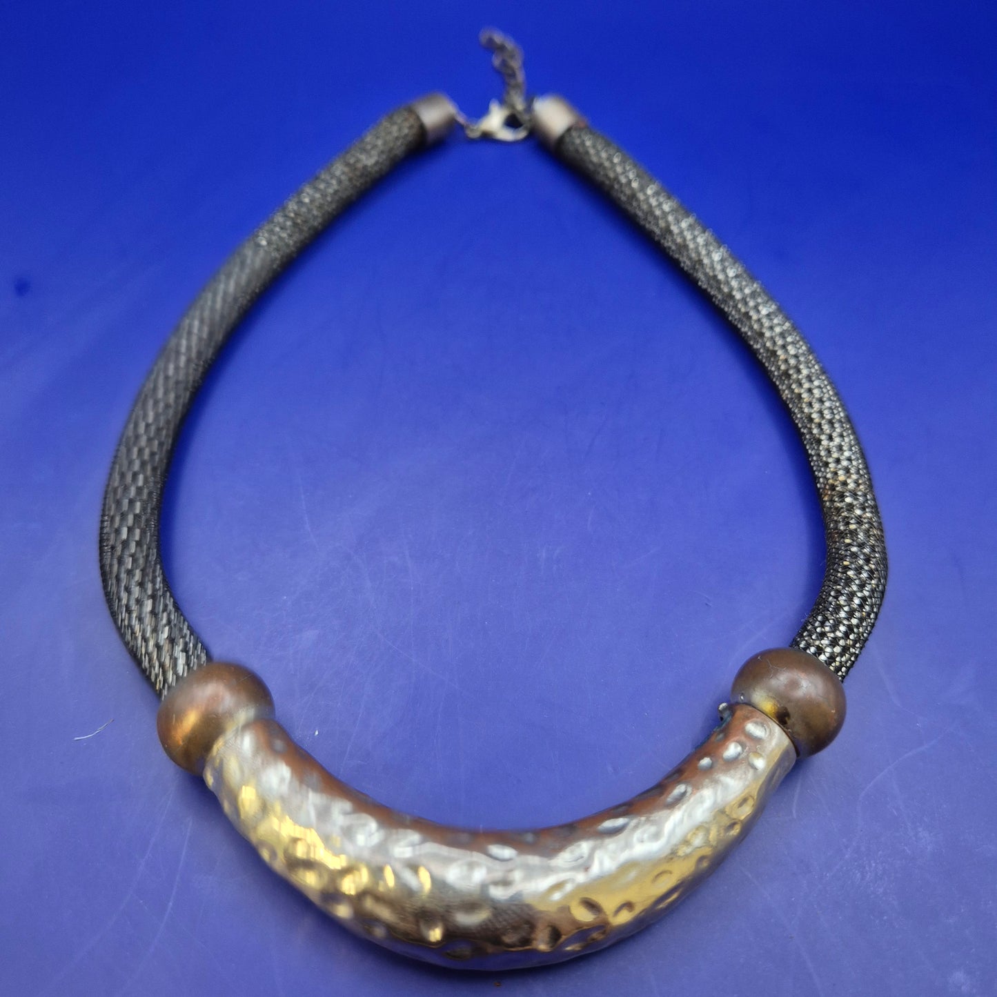 Moderne Damen Kette – Markantes Collier mit Hammerschlag-Optik