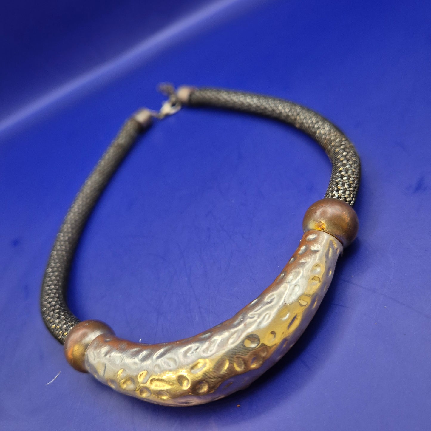 Moderne Damen Kette – Markantes Collier mit Hammerschlag-Optik
