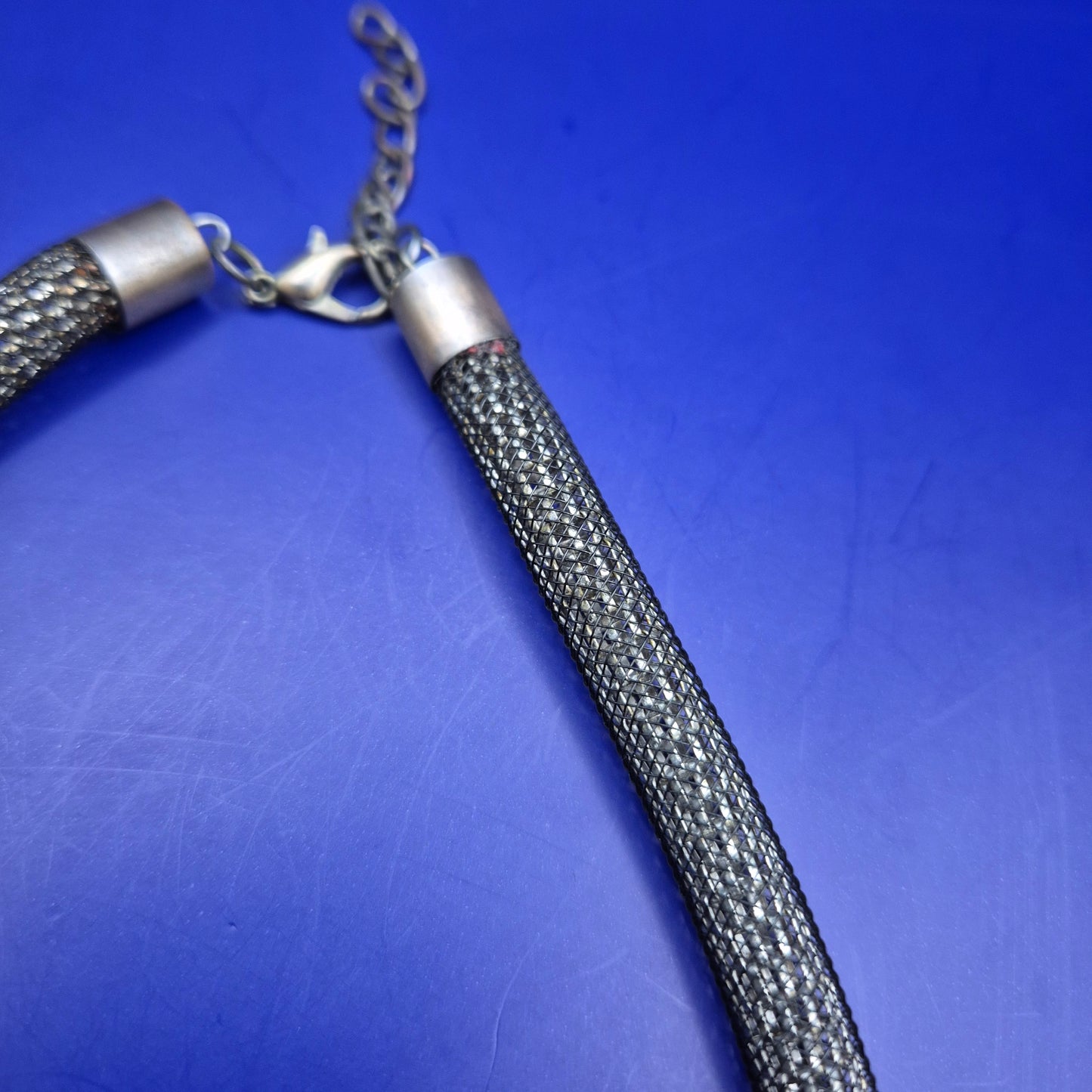 Moderne Damen Kette – Markantes Collier mit Hammerschlag-Optik