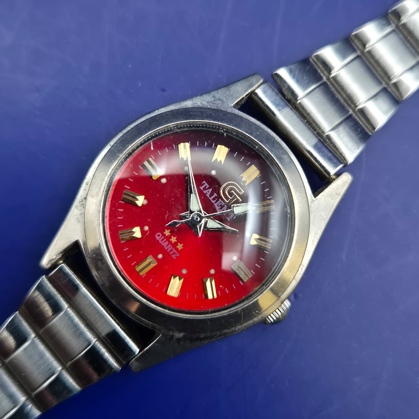 Stilvolle Talent Damen Uhr mit rotem Zifferblatt – Elegantes Design