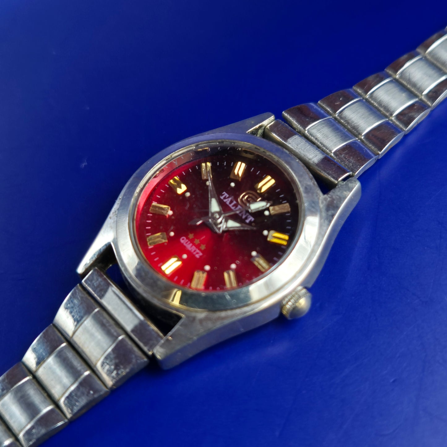 Stilvolle Talent Damen Uhr mit rotem Zifferblatt – Elegantes Design