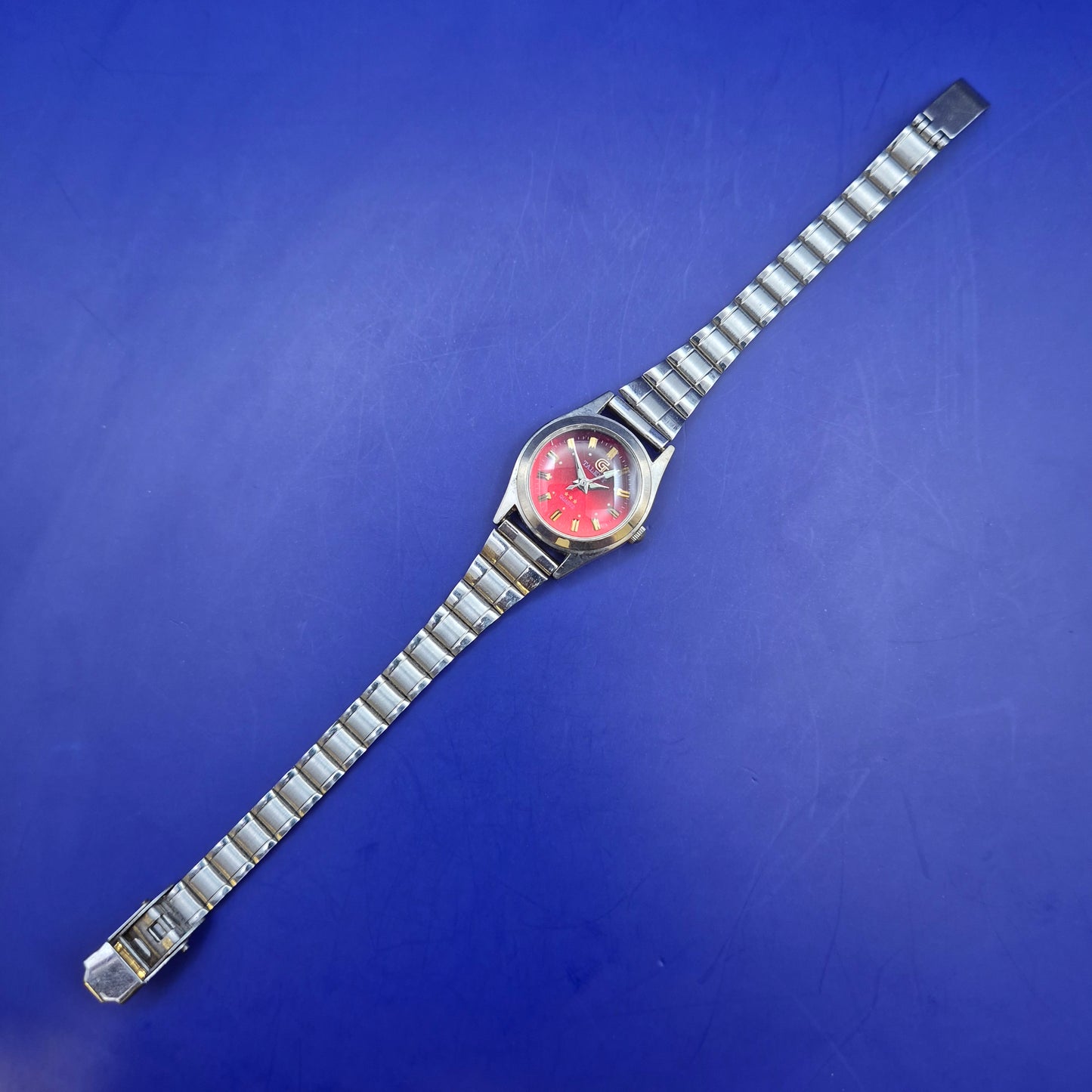 Stilvolle Talent Damen Uhr mit rotem Zifferblatt – Elegantes Design