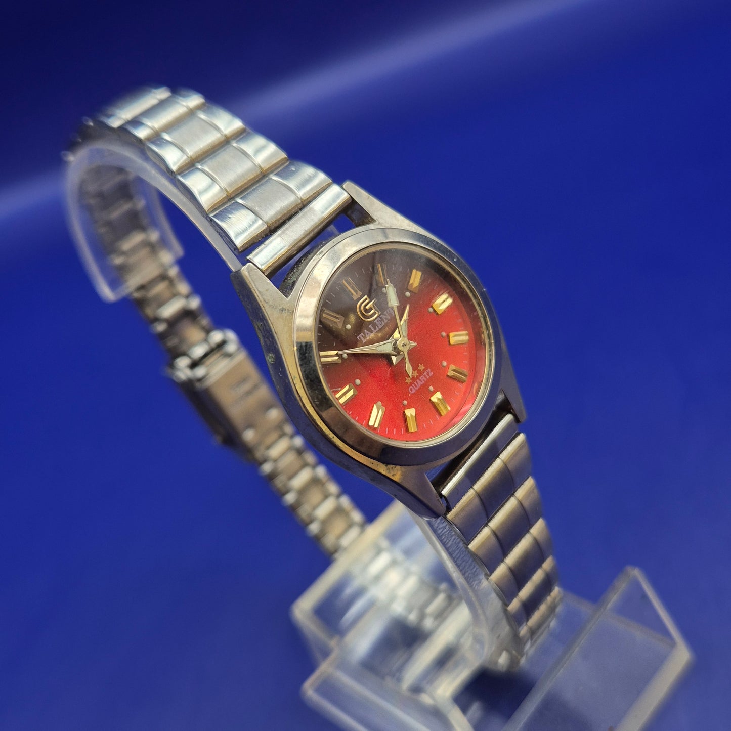 Stilvolle Talent Damen Uhr mit rotem Zifferblatt – Elegantes Design