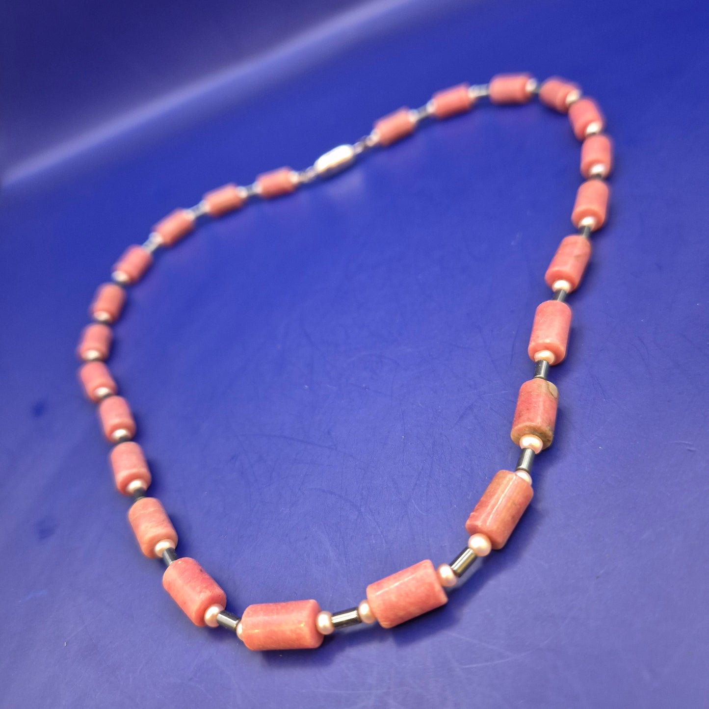 Elegante Halskette mit rosa Steinen und Hämatit – Stilvolles Design