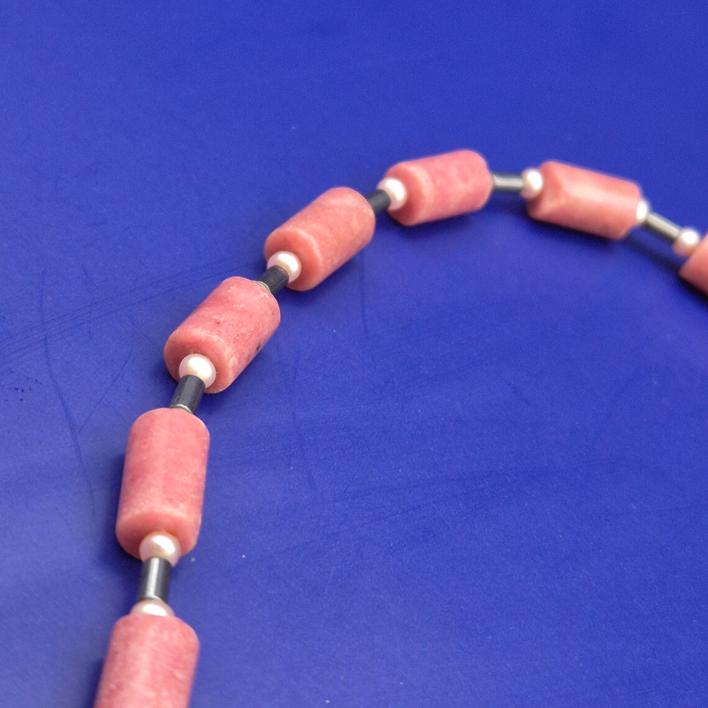 Elegante Halskette mit rosa Steinen und Hämatit – Stilvolles Design