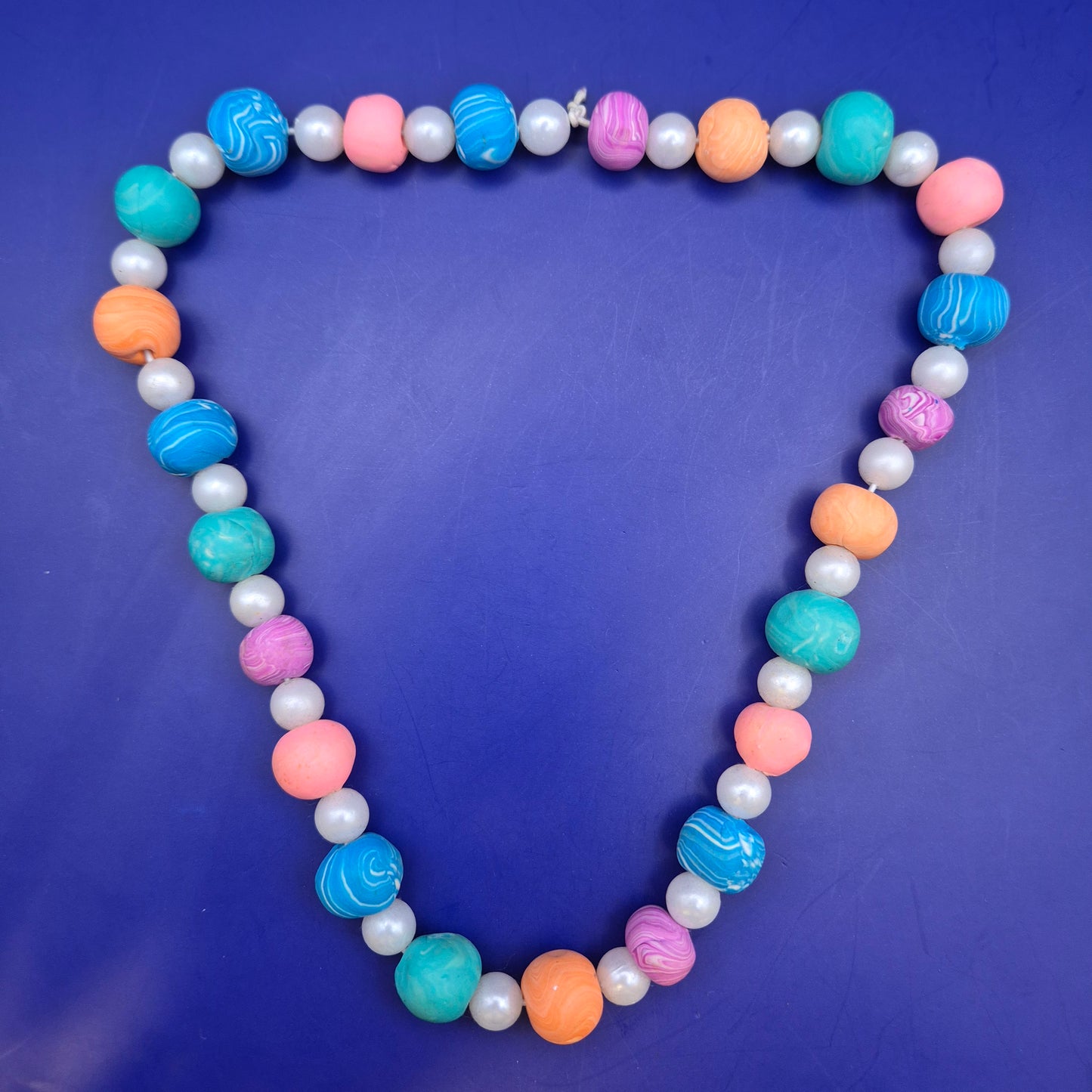 Bunte Perlenkette mit künstlichen Perlen – Verspielte Damen Uhr