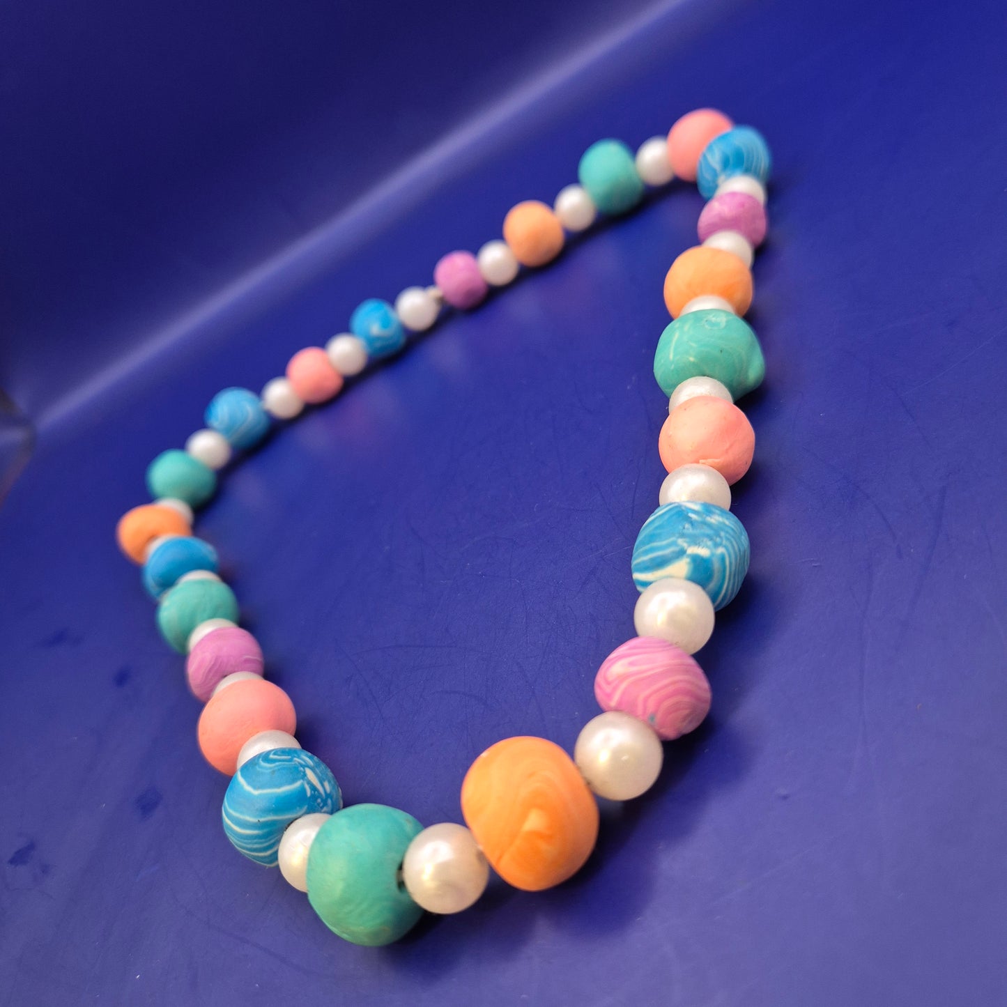 Bunte Perlenkette mit künstlichen Perlen – Verspielte Damen Uhr