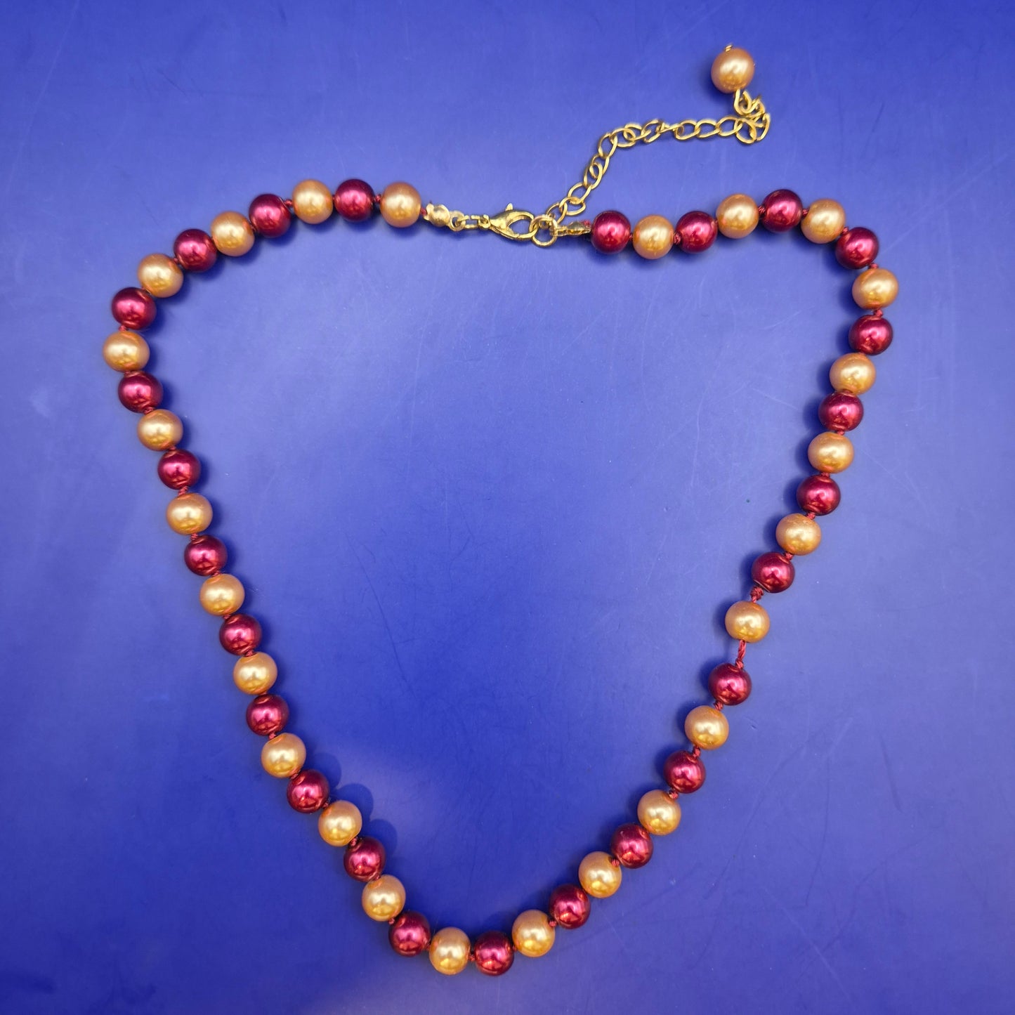 Elegante Damen Perlen Kette in Rot und Gold – Stilvolles Design
