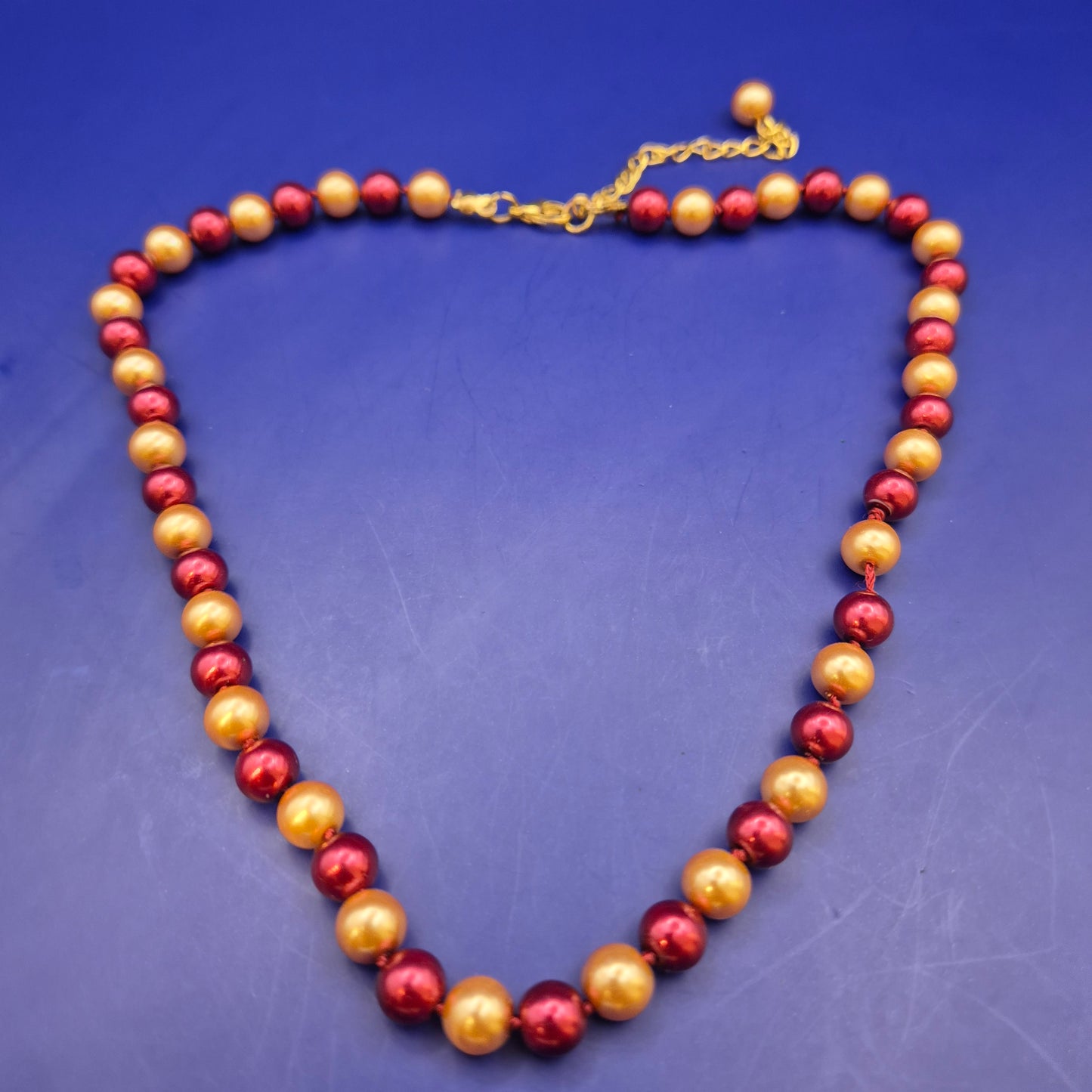 Elegante Damen Perlen Kette in Rot und Gold – Stilvolles Design